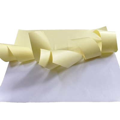 La fonte de papier de feuille d'autocollant a enduit Art Paper du papier d'emballage jaune de silicone de couleur HM0111